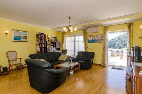 Communal lounge/ TV room, Lobby or reception