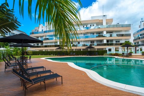 Property building, Swimming pool, sunbed