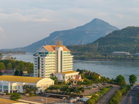 Property building, Natural landscape, Bird's eye view, City view, Mountain view, River view, Sea view, Location