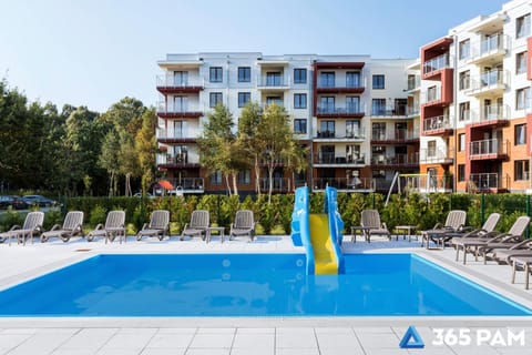Property building, Day, Swimming pool, sunbed