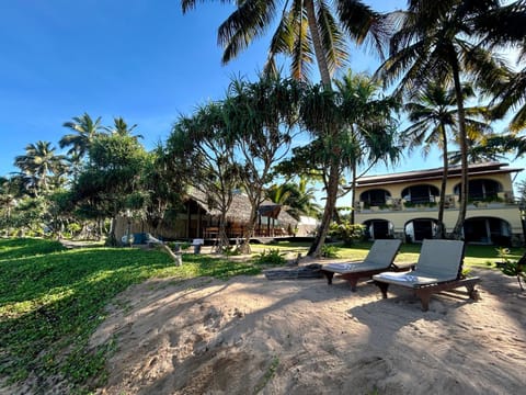 Property building, Restaurant/places to eat, Garden, Lounge or bar, Beach