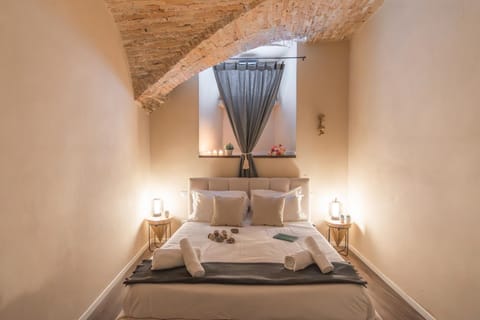 Bedroom, towels