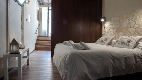 Bed, Bedroom, towels