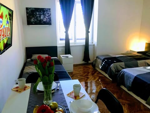 TV and multimedia, Seating area, Bedroom