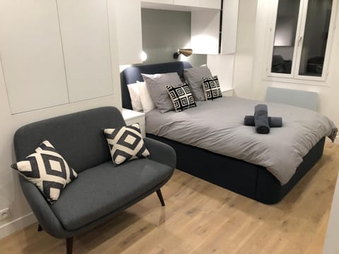 Bed, Living room