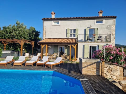 Swimming pool, sunbed