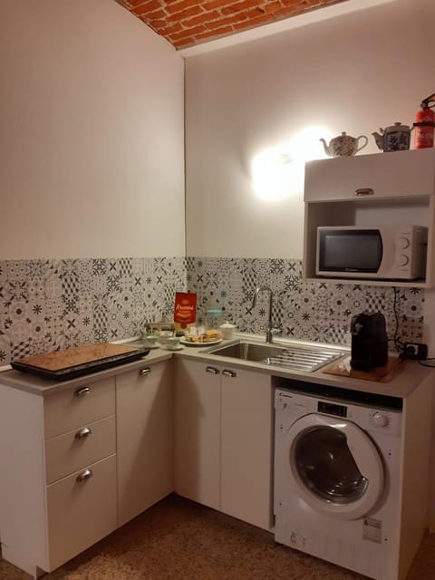 "Lo charme" a 5 minuti a piedi da Ospedale,Teatro Coccia ed Universita',a 30 minuti dai Laghi e 40 minuti da Milano Apartment in Novara