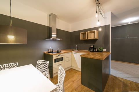 Kitchen or kitchenette, Dining area, minibar, stove, kitchen