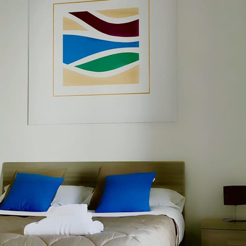 Bed, Bedroom, towels