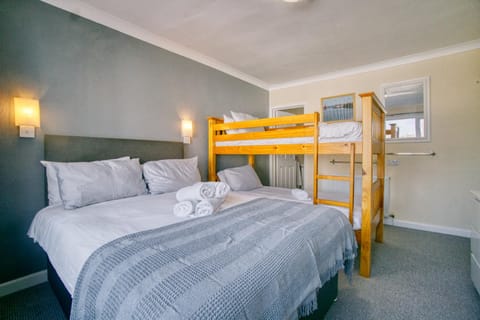 Bedroom, bunk bed