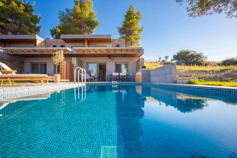 Property building, Facade/entrance, Garden, Balcony/Terrace, Garden view, Pool view, Swimming pool