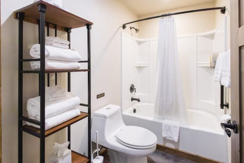 Shower, Toilet, Bed, Bathroom, Bath, towels