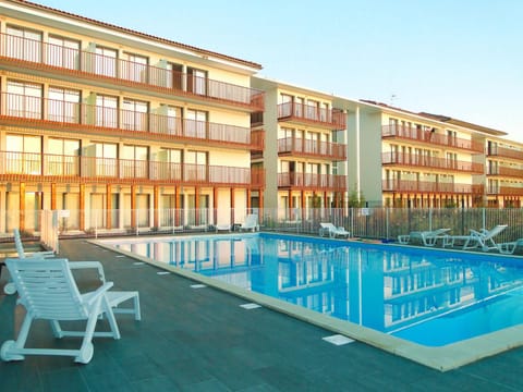 Property building, Facade/entrance, Pool view, Swimming pool, Swimming pool