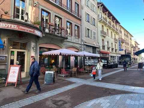 Property building, Restaurant/places to eat, Balcony/Terrace, Food and drinks, Street view