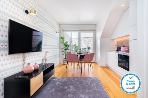 Kitchen or kitchenette, Living room, Seating area, Dining area