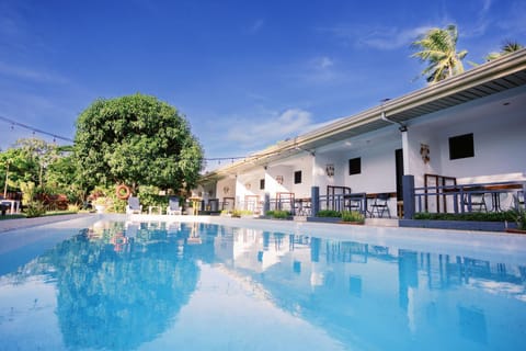 Property building, Day, Pool view, Swimming pool, sunbed