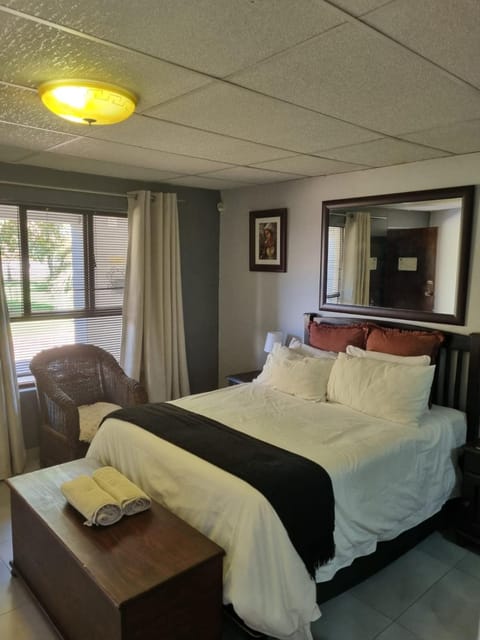 Bed, Seating area, towels