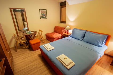 Bed, Photo of the whole room, Seating area, Bedroom