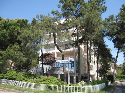 Facade/entrance, Garden