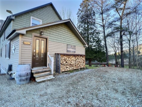 Maples Retreat - 2 Acres - Fireplace House in Cattaraugus