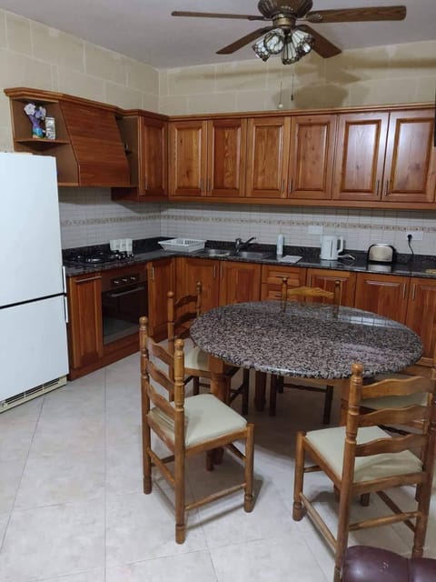 Minute walk to the beach Apartment in Munxar