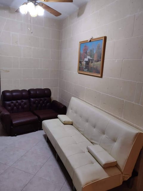 Minute walk to the beach Apartment in Munxar