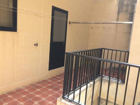 Minute walk to the beach Apartment in Munxar