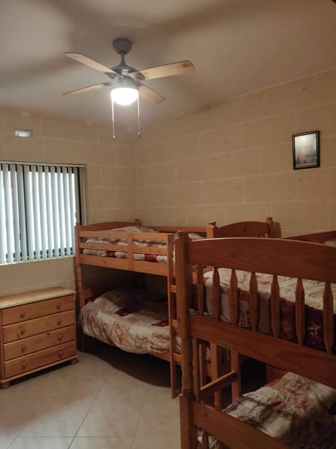 Minute walk to the beach Apartment in Munxar