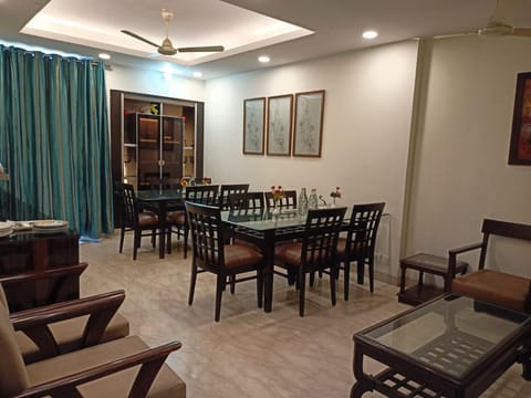 Restaurant/places to eat, Seating area, Dining area, Food, Internal: Not applicable to any particular room
