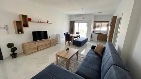 TV and multimedia, Living room, Evening entertainment
