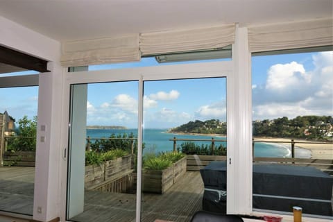 Maison avec Terrasse Superbe Vue Mer plage de Trestraou - ref 907 Villa in Perros-Guirec