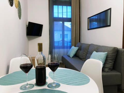 Communal lounge/ TV room, TV and multimedia, Living room, Alcoholic drinks
