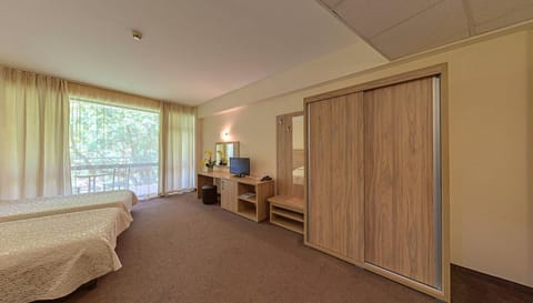 Bed, TV and multimedia, Photo of the whole room, Bedroom, wardrobe