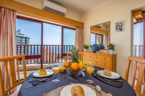 Natural landscape, View (from property/room), Balcony/Terrace, Living room, Food and drinks, Seating area, Dining area, Food