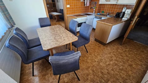 Kitchen or kitchenette, Seating area, Dining area