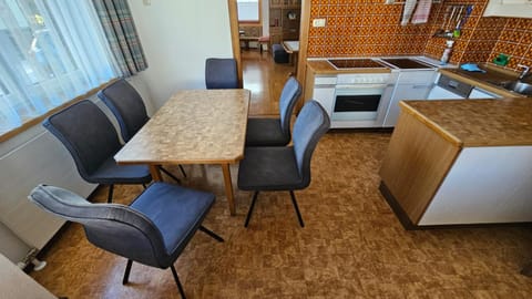 Kitchen or kitchenette, Seating area, Dining area