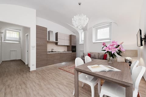 Property building, Kitchen or kitchenette, Living room, Seating area, Dining area