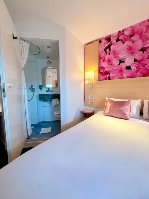 Bathroom, Photo of the whole room, Bedroom