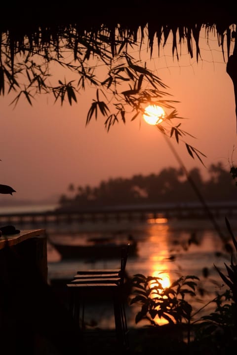 Lounge or bar, Sunrise