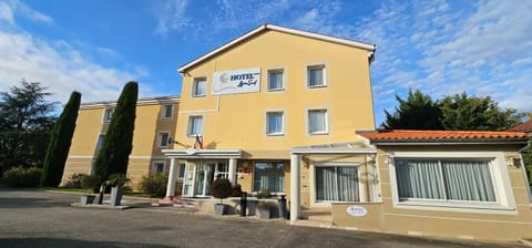 Property building, Garden, Parking