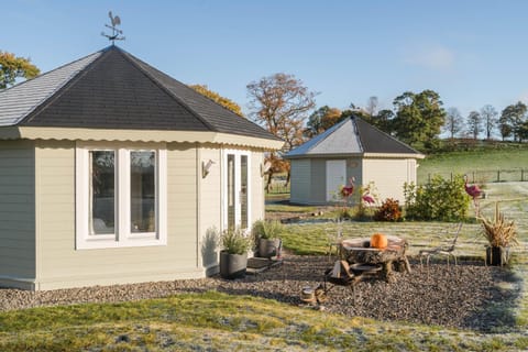 Property building, Patio, Facade/entrance, Garden