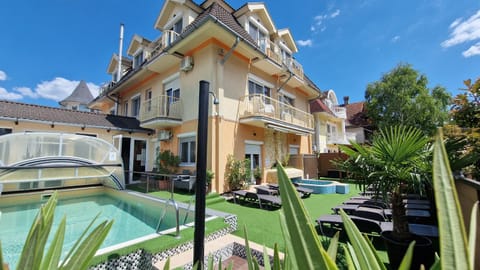 Property building, Garden, Garden, Pool view, Swimming pool, sunbed