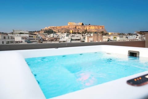 Nearby landmark, Hot Tub, City view, Landmark view, Pool view