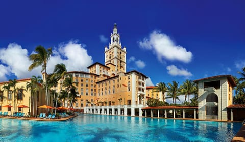 Property building, Restaurant/places to eat, Swimming pool, Breakfast, children, children, young children, young children, older children, older children, Family, Parking