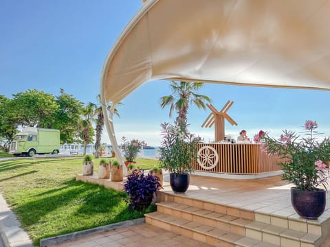 Lounge or bar, Beach