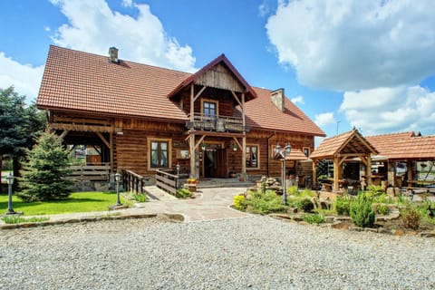 Property building, Restaurant/places to eat, Facade/entrance, Garden