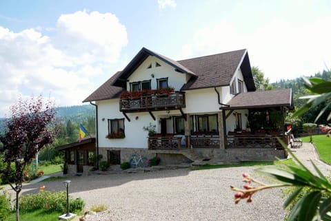 Property building, Day, Natural landscape, Garden, Mountain view