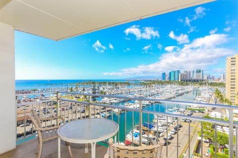 Ilikai Tower 943 Condo - Walk to the Beach, Shops & Restaurants! Apartment in Honolulu