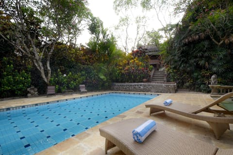 Swimming pool, sunbed