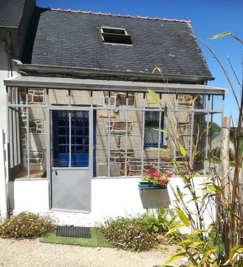 Property building, Facade/entrance, Day